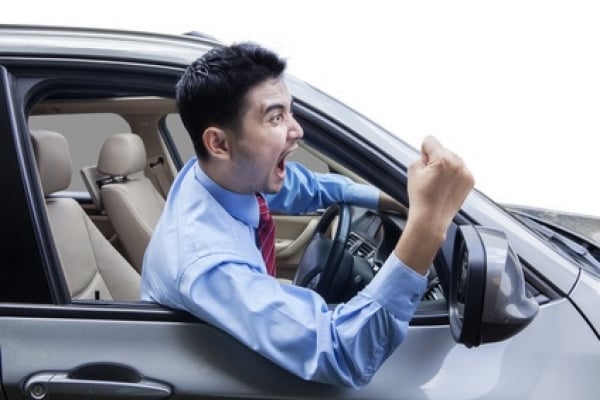 Insulti alla guida: non più reato ma si rischia una contravvenzione