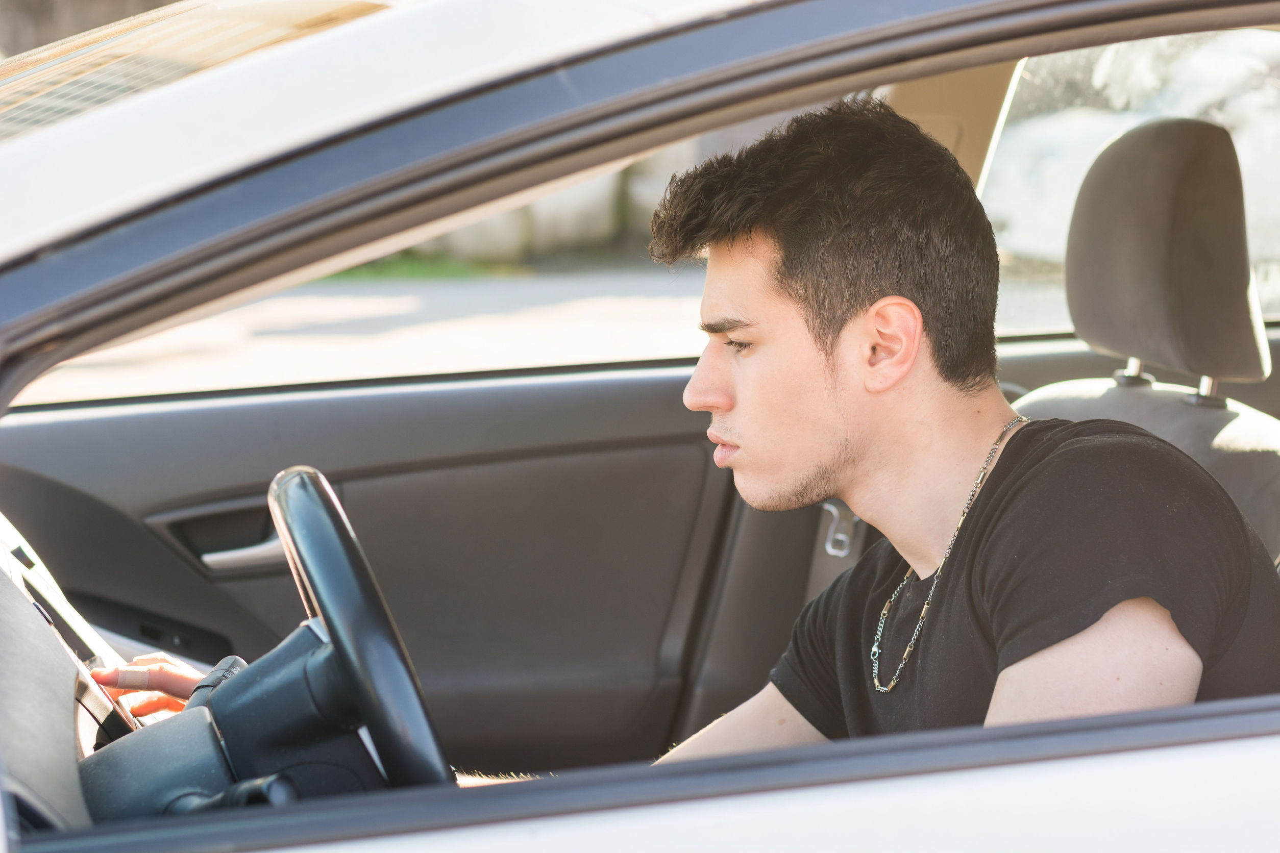 Musica a tutto volume in auto? E' reato